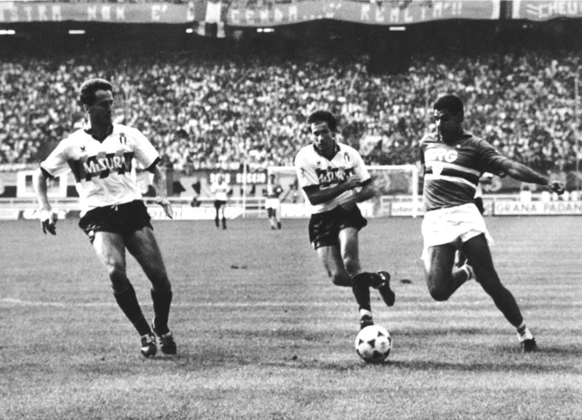 Campionato 1989-90: Sampdoria-Inter 2-0. Riccardo Ferri e Giuseppe Baresi non riescono a fermare Cerezo, che realizzerà il secondo gol per i blucerchiati (Ansa)